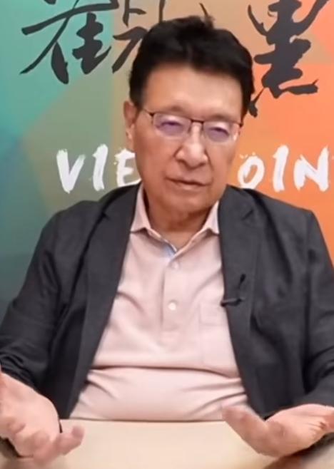 赵少康在做节目中推荐台湾人多去中国大陆走走看看，台湾距离大陆那么近直航飞机很多，