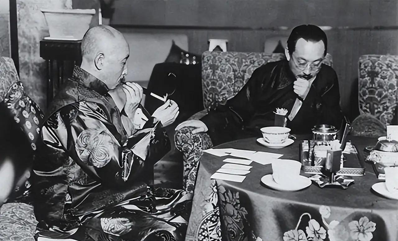 很多人都听过一个故事：张作霖饭桌上有盘“碰不得”的醋溜白菜，谁夹谁倒霉，参谋被发