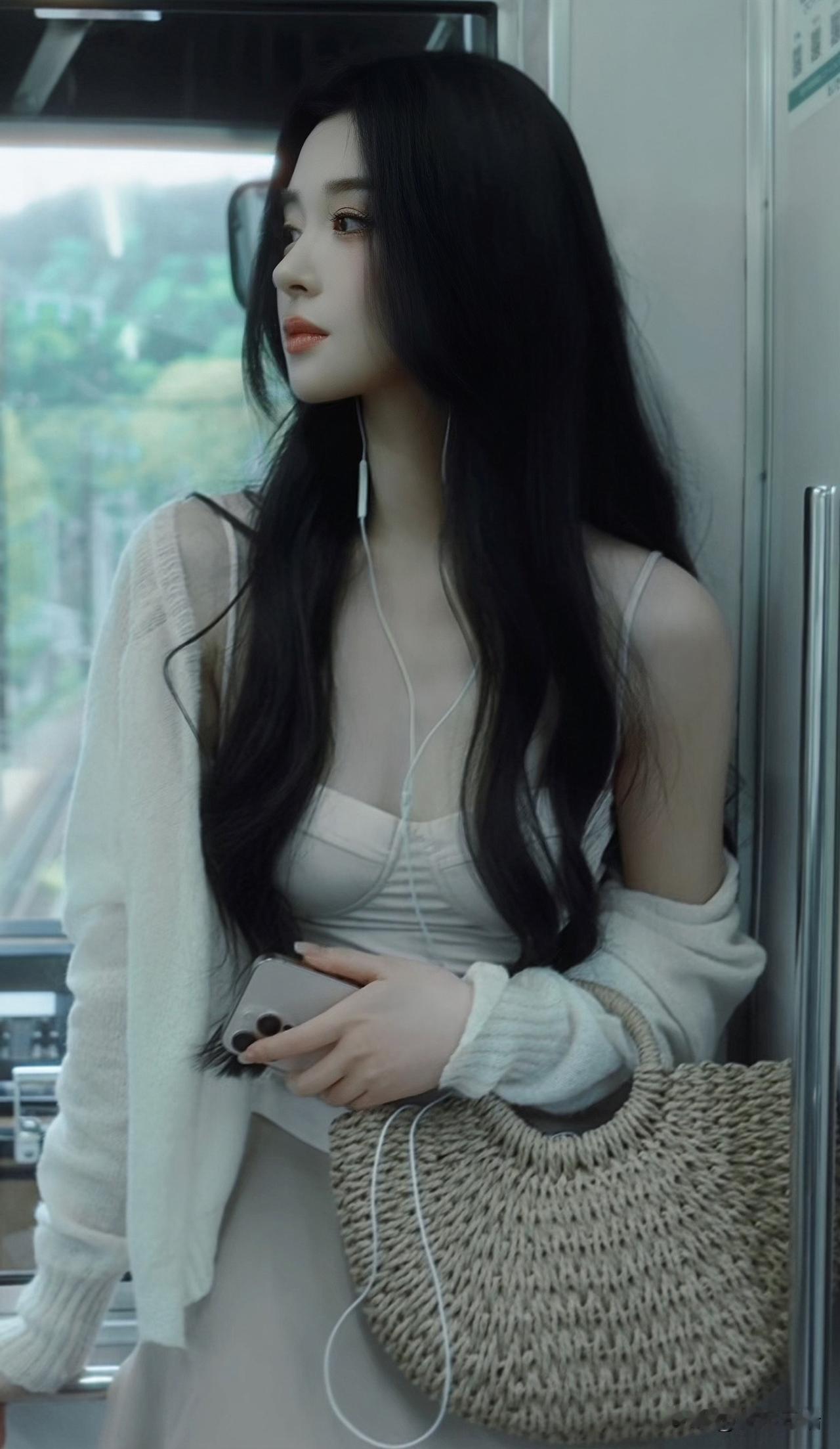 沉浸在音乐中的她，温柔而沉静。