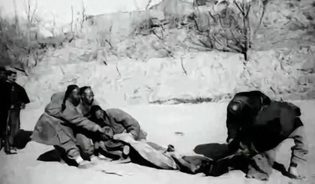 1944年，日军将一个光着身子的少女扔到了河边，临走时还踢了几脚。突然，一条狼狗