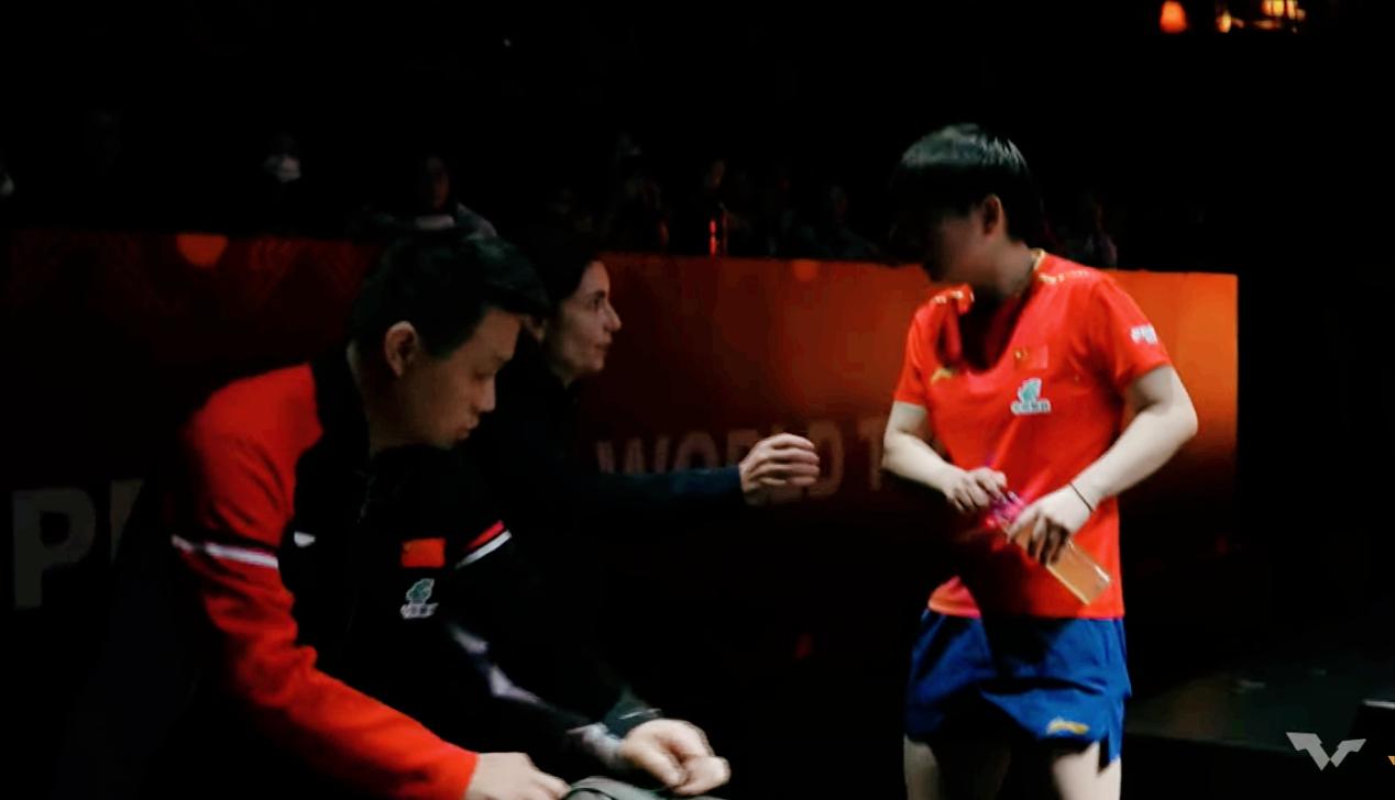 突发！孙颖莎受伤了，
本来想贴个肌肉贴，
工作人员都不同意吗？
德华都快急眼了。