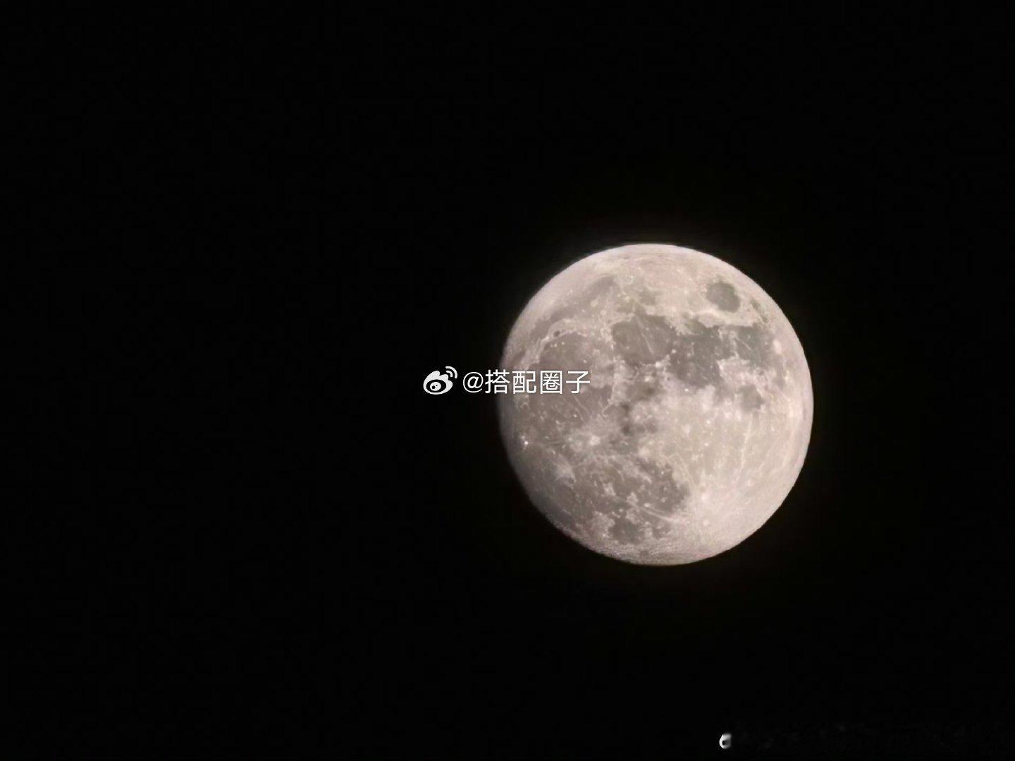 刘耀文晒自己拍的满月 刘耀文镜头下的满月 刘耀文晒自己拍的满月啦 