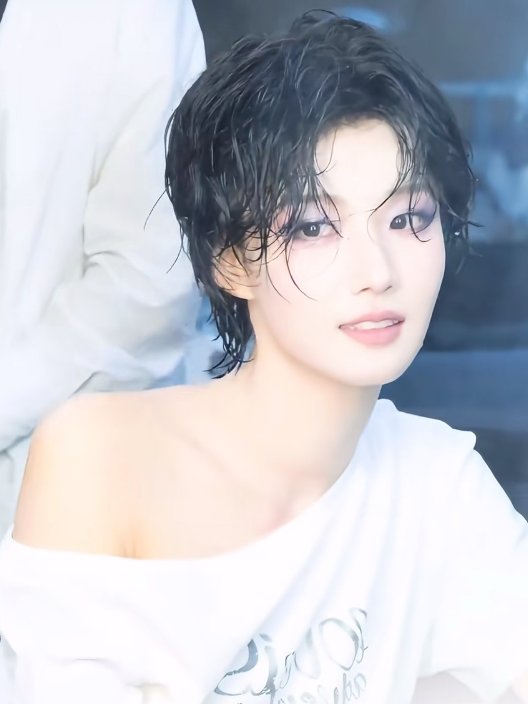 卢昱晓这个抬眼姐这张脸做男做女都精彩 