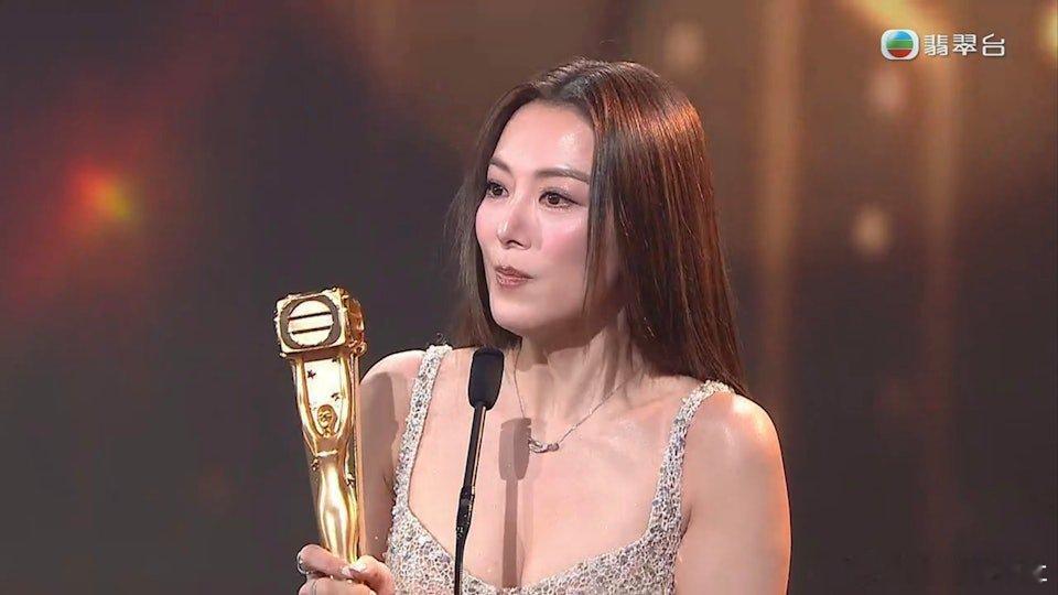 TVB《萬千星輝頒獎典禮2025》的「最佳女配角」由王敏奕奪得，今年她出演《新聞