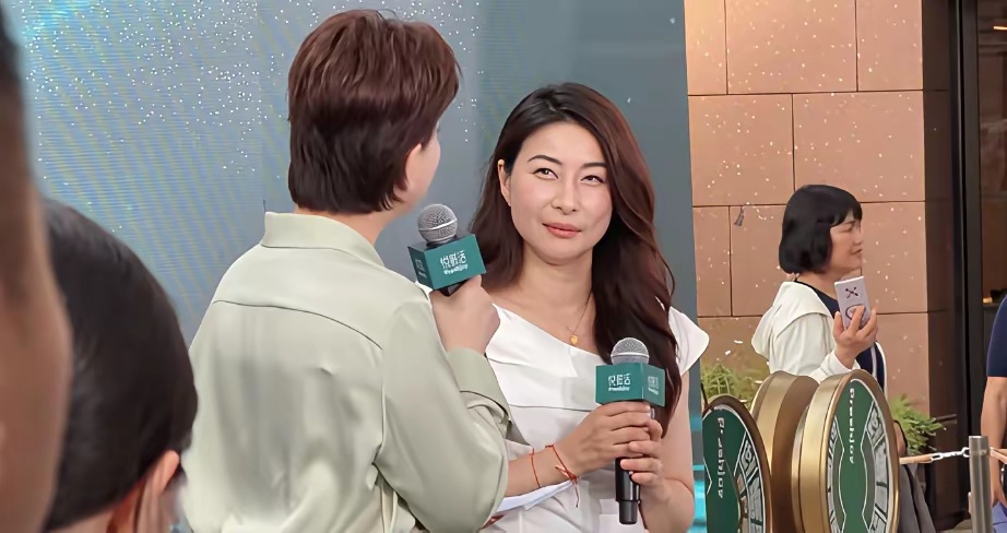 7月5日，郭晶晶与杨澜一起在新加坡参加活动，郭晶晶表达能力不如杨澜，但却眉飞色舞