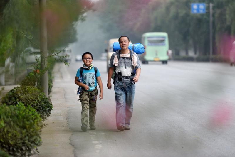 8岁女孩徒步5天回老家过年，这事儿太牛了！现在很多孩子出门都坐车，这小女孩却能徒
