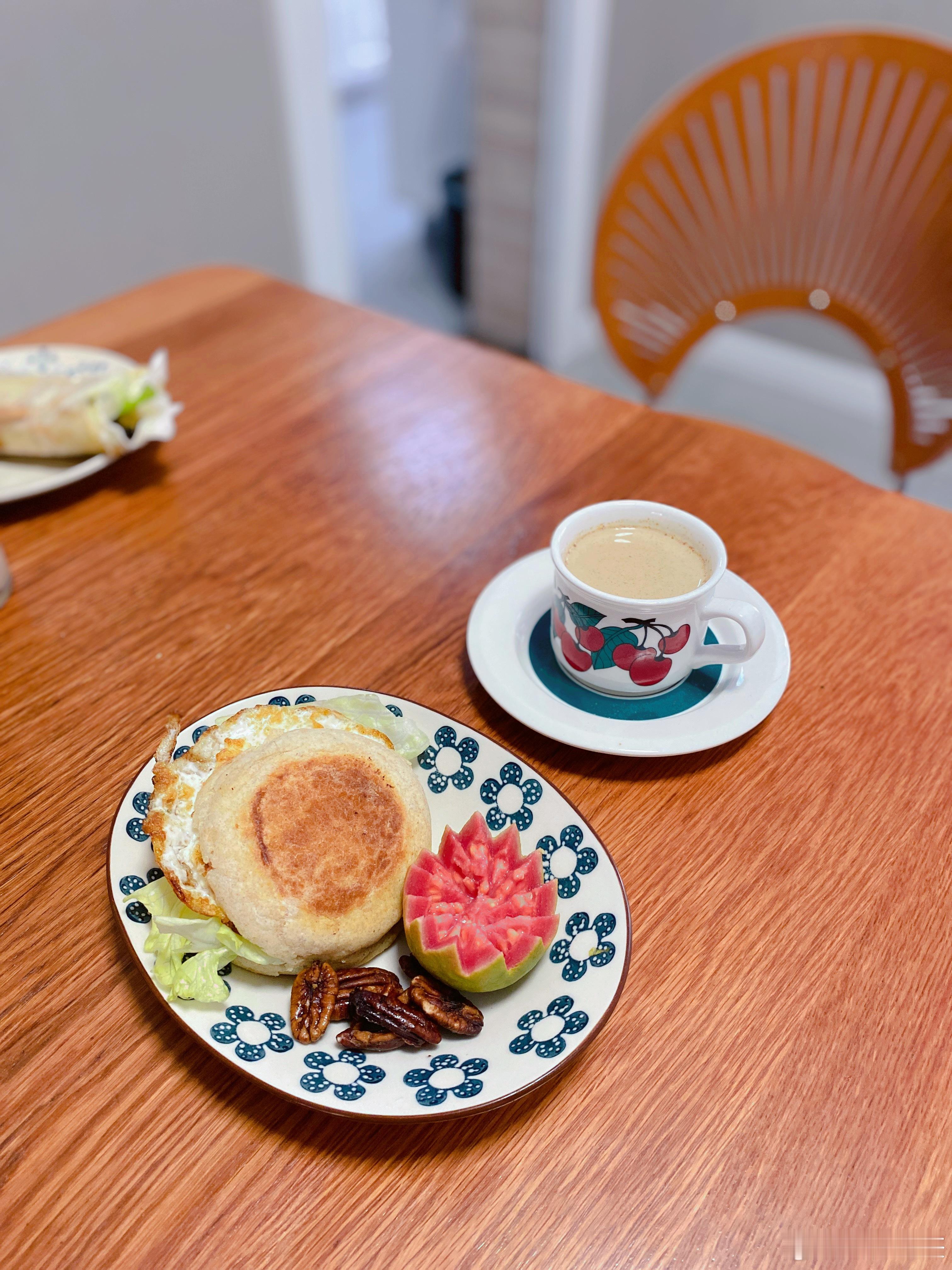 早气温又又降了，穿了件衬衣加马甲，冻得发抖，明天孩子们放春假，可以去看花花草草了