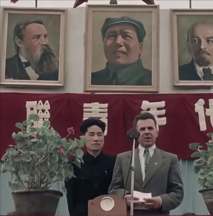 ，在苏联生活了10 年的毛岸英归国后，先是根据父亲的吩咐到农村和工厂锻炼了一个时