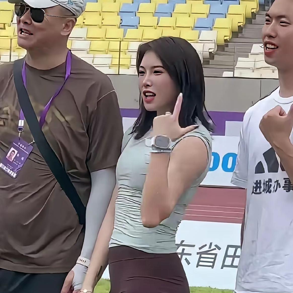 吴艳妮的这表情，自信而独特，简直让人看不出来。