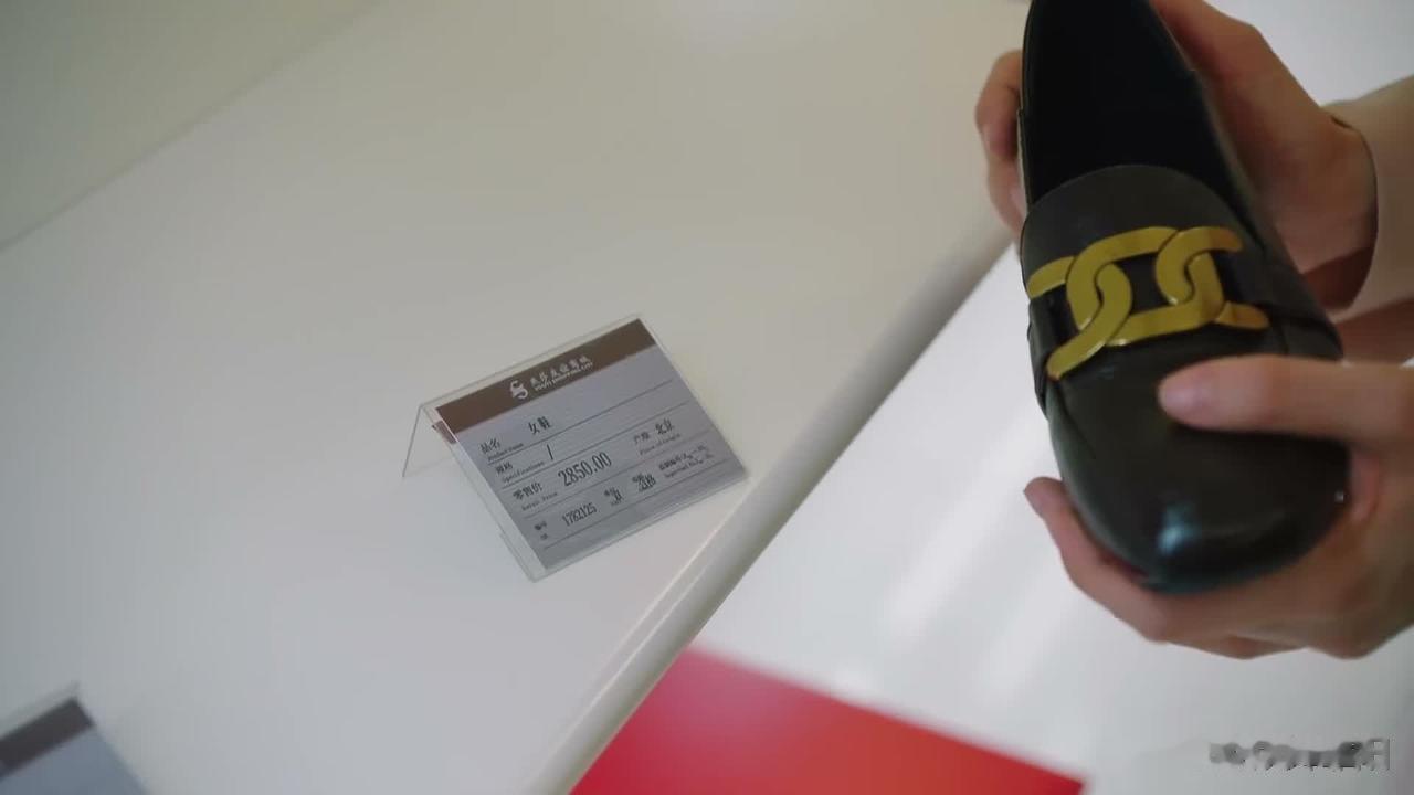 《一路朝阳》剧中，1个刚毕业开始实习的小姑娘，为了买2800多的鞋子，特意提升了