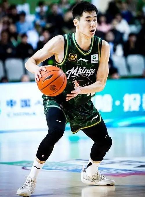 很遗憾，郭昊文得分榜第1，仍无缘常规赛MVP。他还是被“规则”打败了。目前他以场