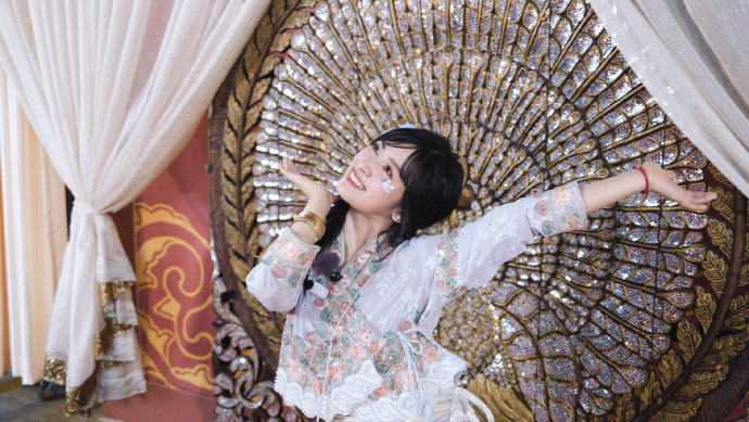沈月贴花妆 沈月傣族服装贴花look 沈月傣族服装贴花look，是来自沈月的贴花