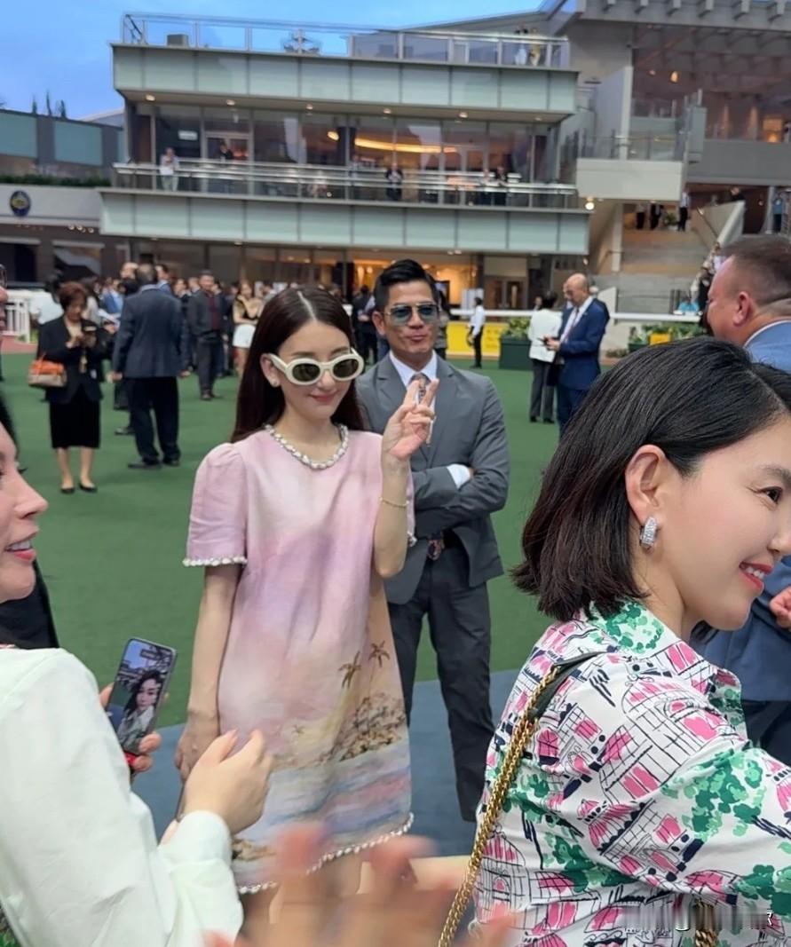 我觉得方媛就是把郭富城当老板对待的，小美算是和郭同级别的领导了。

而且方媛够聪