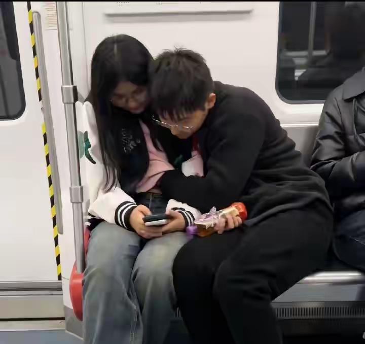 如今现在的年轻人都是这样了吧，不想看的就把眼睛闭上吧！