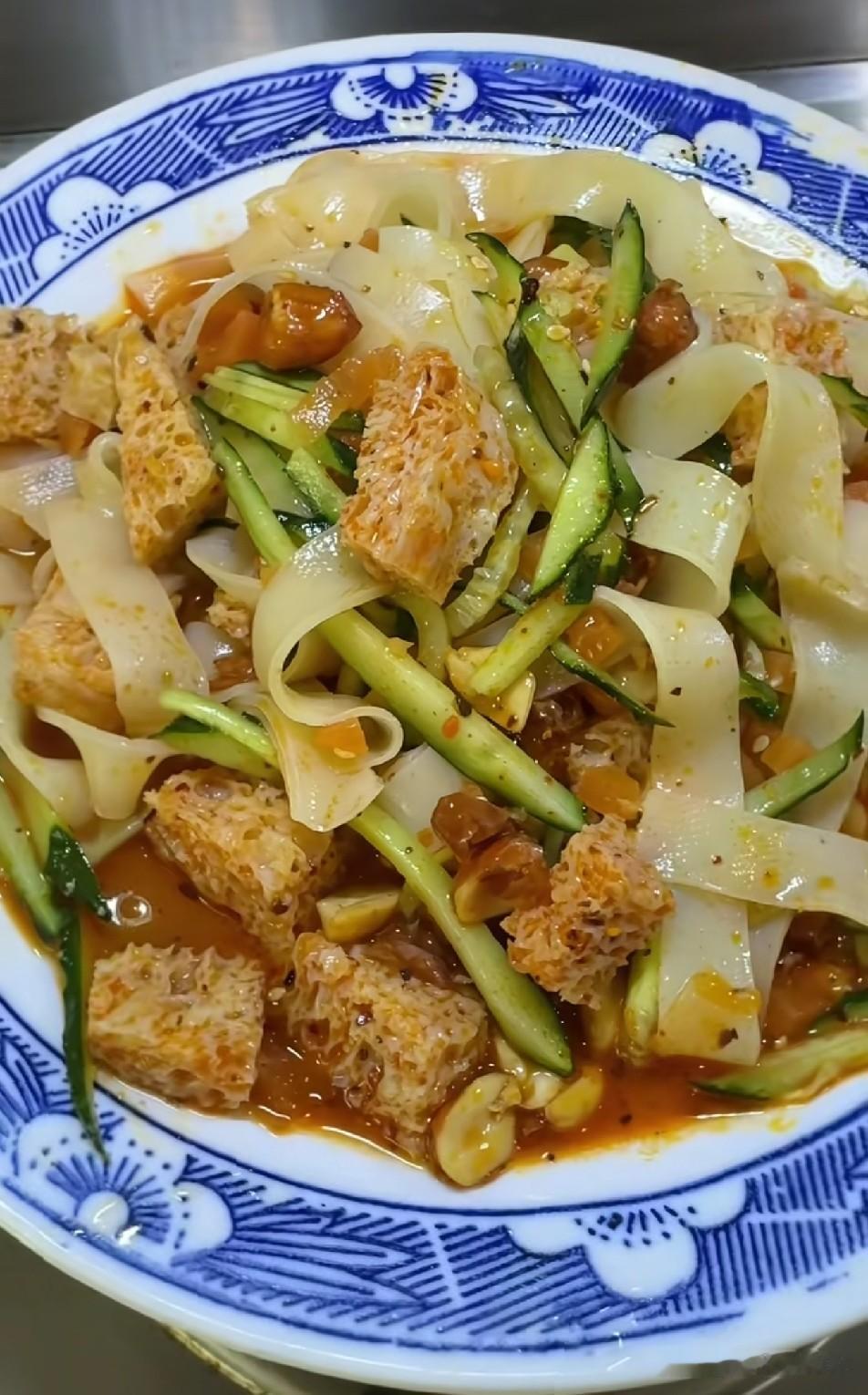 自己调的凉皮就是好吃，味道相当好，还没有一丁点科技