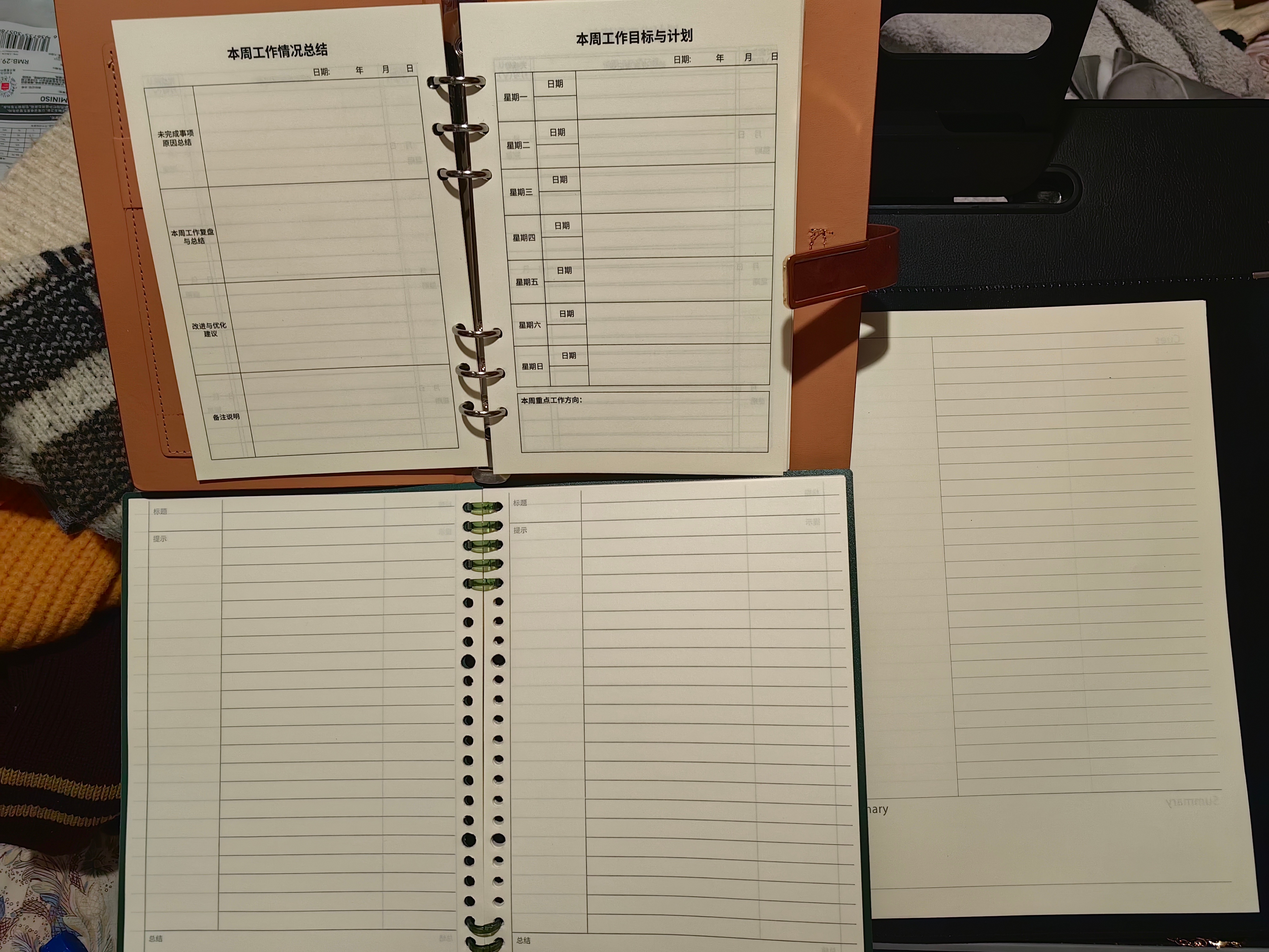 最近买了一批效率手册后，个人最喜欢这三款，左一适合做工作速记，清晰高效，中间和右