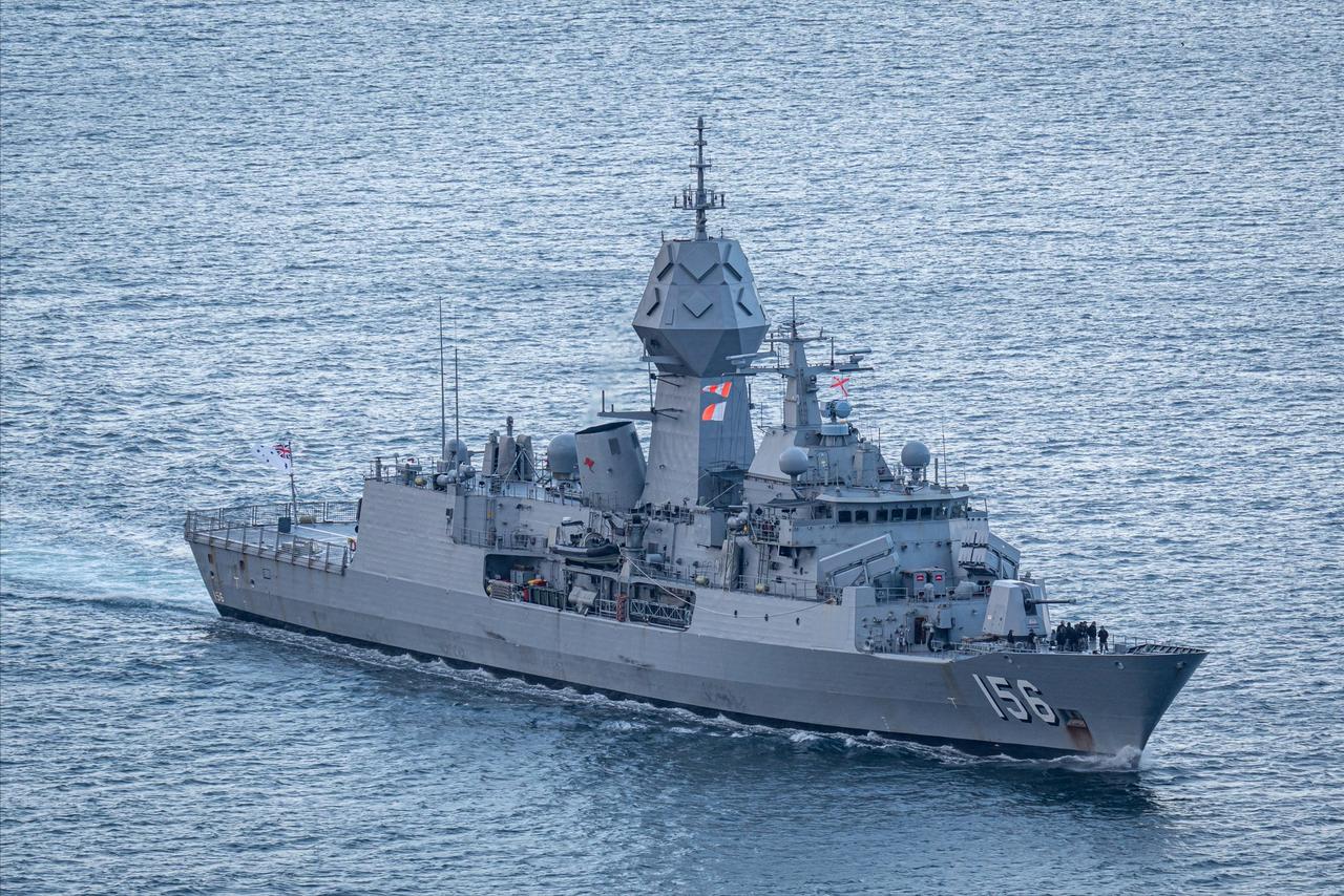 澳大利亚“安扎克”级护卫舰“图沃姆巴”号FFH-156驶入日本佐世保港