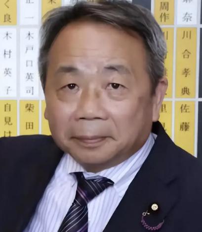 “出生在中国，我感到无比耻辱！”“钓鱼岛是日本的，中国应该立刻放弃对钓鱼岛的争夺