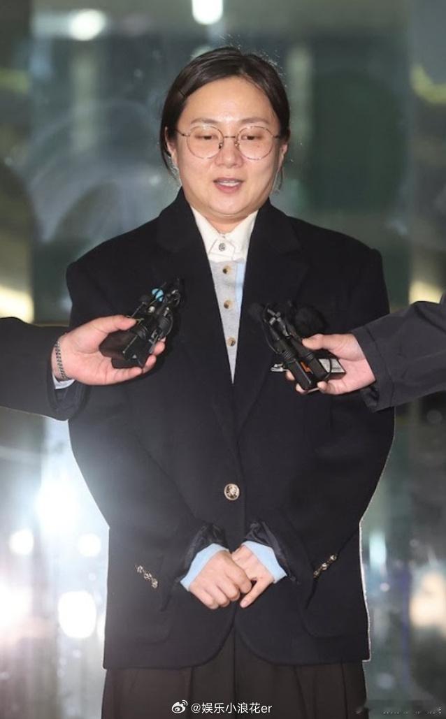 朴娜莱警局接受调查朴娜莱风波后首现身 据韩媒，朴娜莱20日现身首尔江南警察厅，就