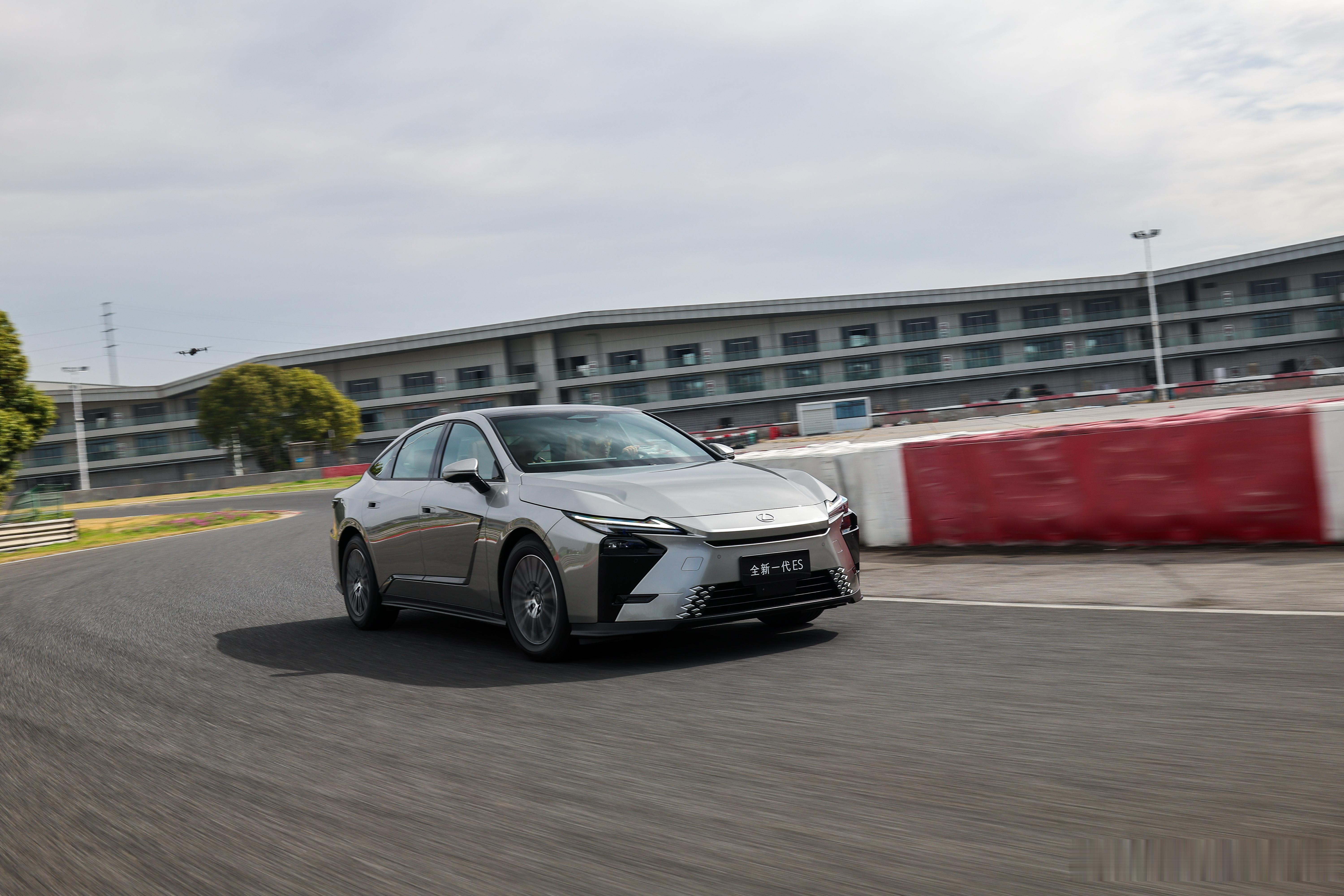 我觉得使用TNGA平台后的丰田，在以它的方式重新定义着“好开”。这种好开是多维度