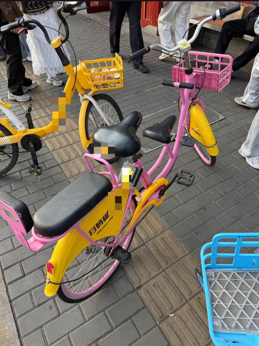 北京街头再现违规亲子共享单车，它们真的安全吗？
近日，北京街头再次出现了违规的亲