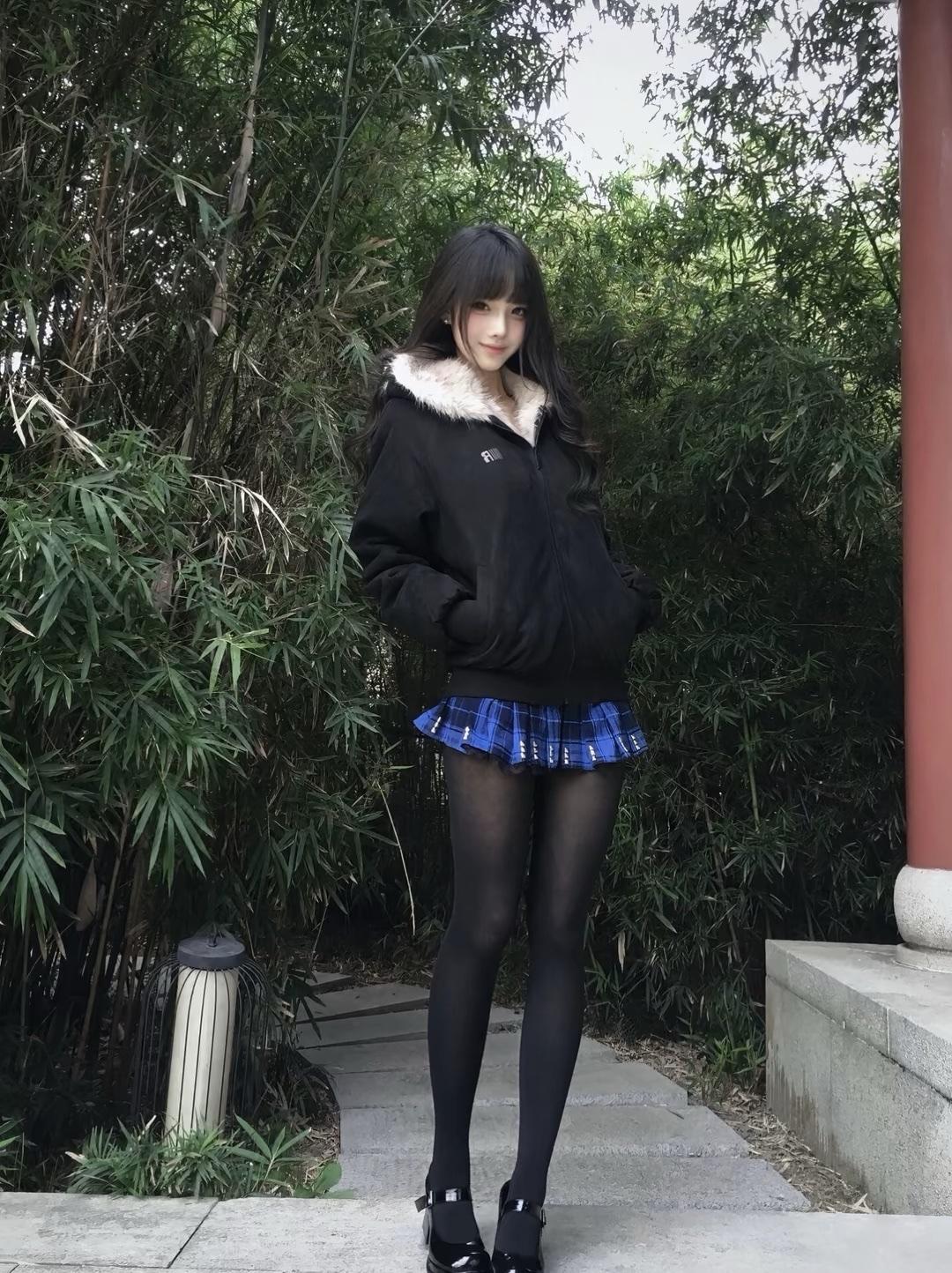 女生的丝袜能穿多久，这得看情况。日常通勤穿，要是质量好的，小心着穿个把月没问题；