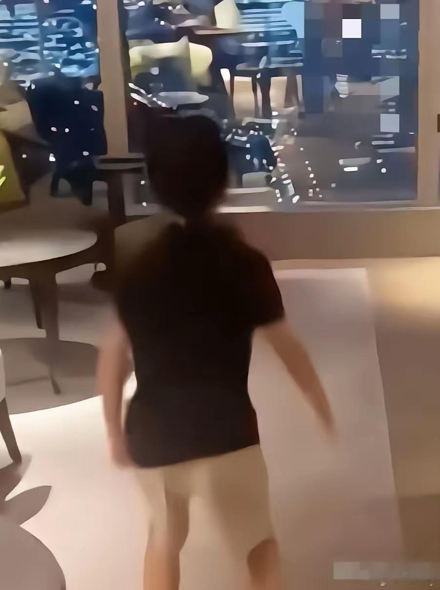 小霖霖特别的好动，在家里蹦蹦跳跳载歌载舞的，还不停的唱歌呢！爸爸汪小菲大声的喊着