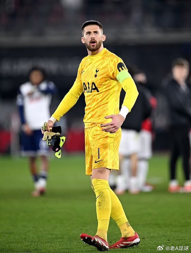 热刺门将维卡里奥在接受英超联赛官方采访时，深情回忆了2006年意大利世界杯夺冠的