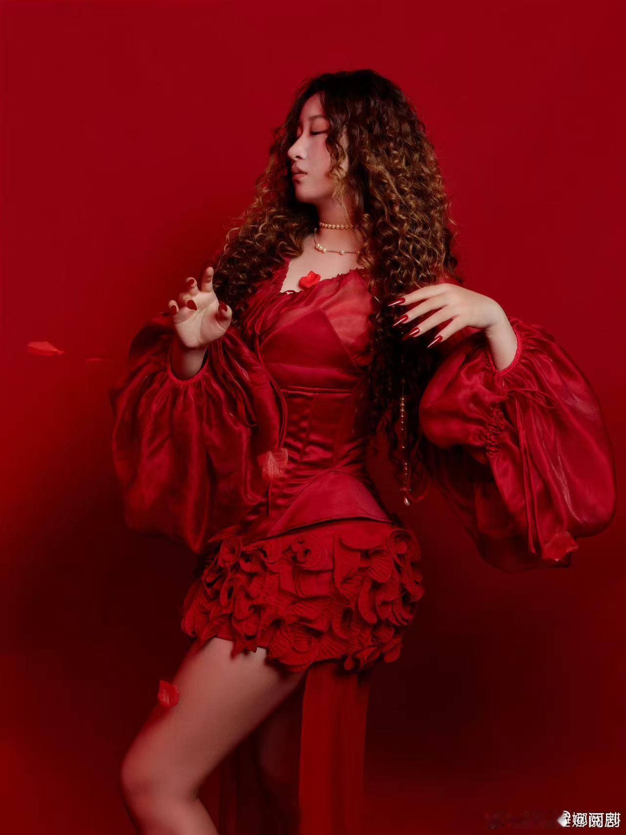 锤娜丽莎的优雅气质 锤娜丽莎的红色造型展现了她优雅的一面，既美丽又充满力量，这种