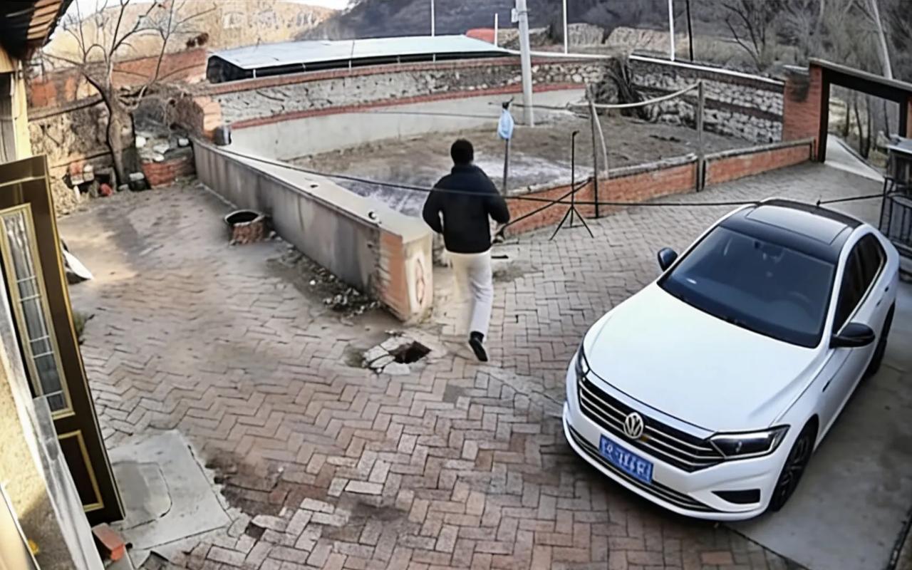 父母离世男子归乡无依，邻居二姐爬墙递热饭，远亲真不如近邻啊！
 2026年2月4