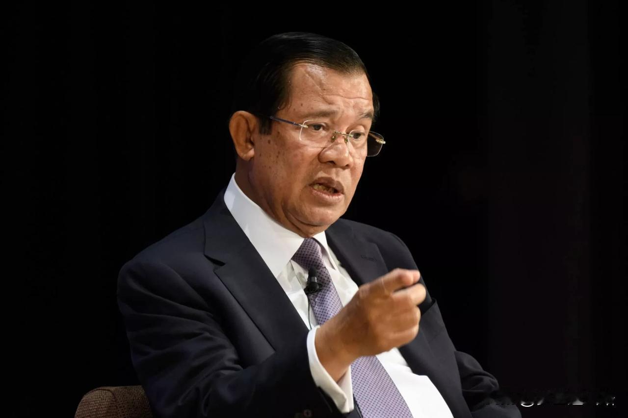柬埔寨的洪森亲王这张相片拍得奇怪，怎么嘴都歪了？
洪森亲王的眼睛有一只是假的，因