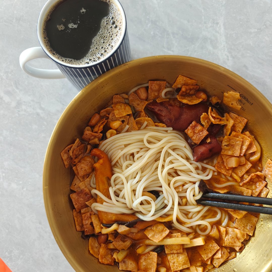一个人的午饭来啦一杯冰美式咖啡☕一大碗好欢螺真爱螺蛳粉早饭中饭一起吃了满满的满足