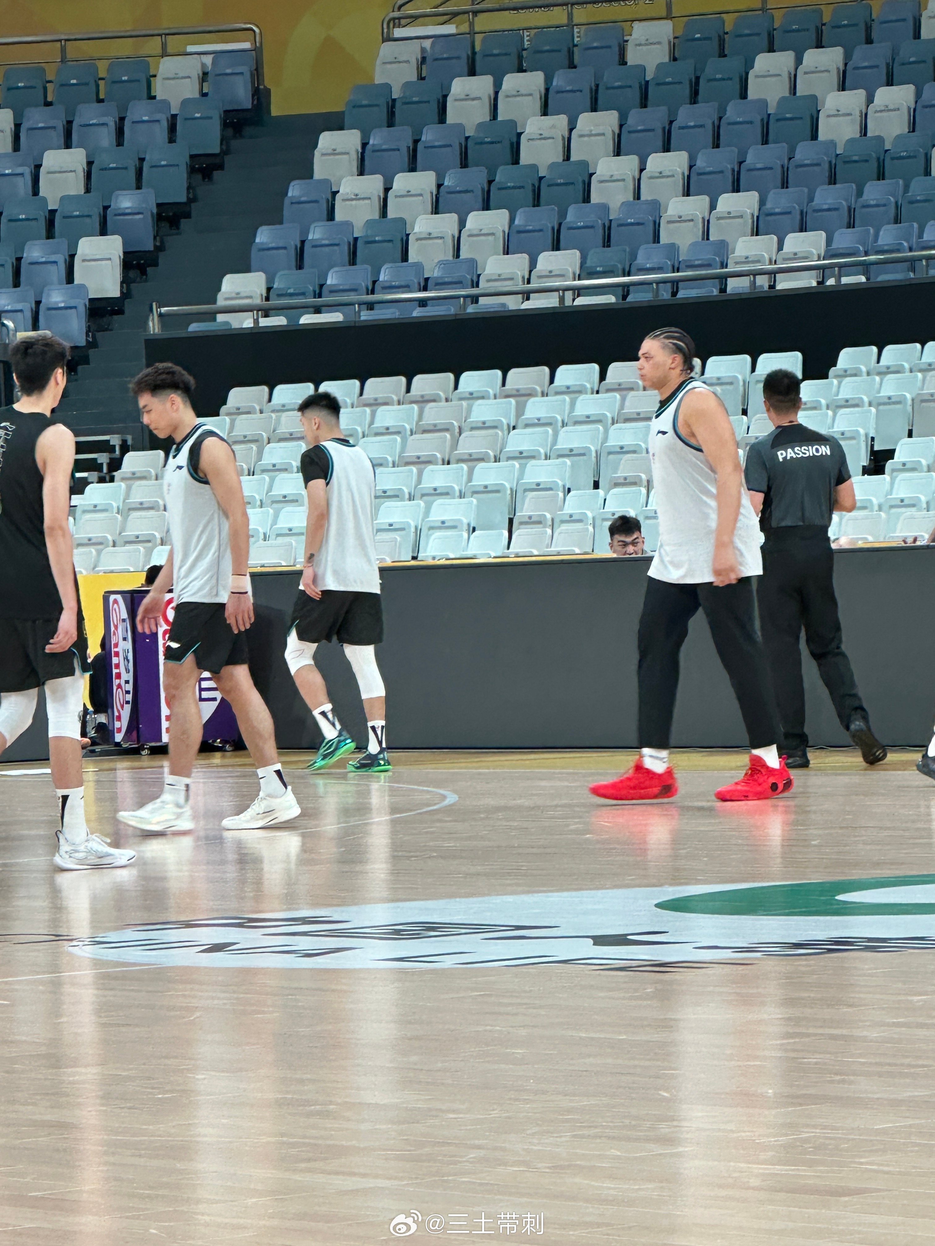 cba 去诸暨前，杭州中转又来黄龙了，看看争冠热门的训练赛国家队成员都没露面，两
