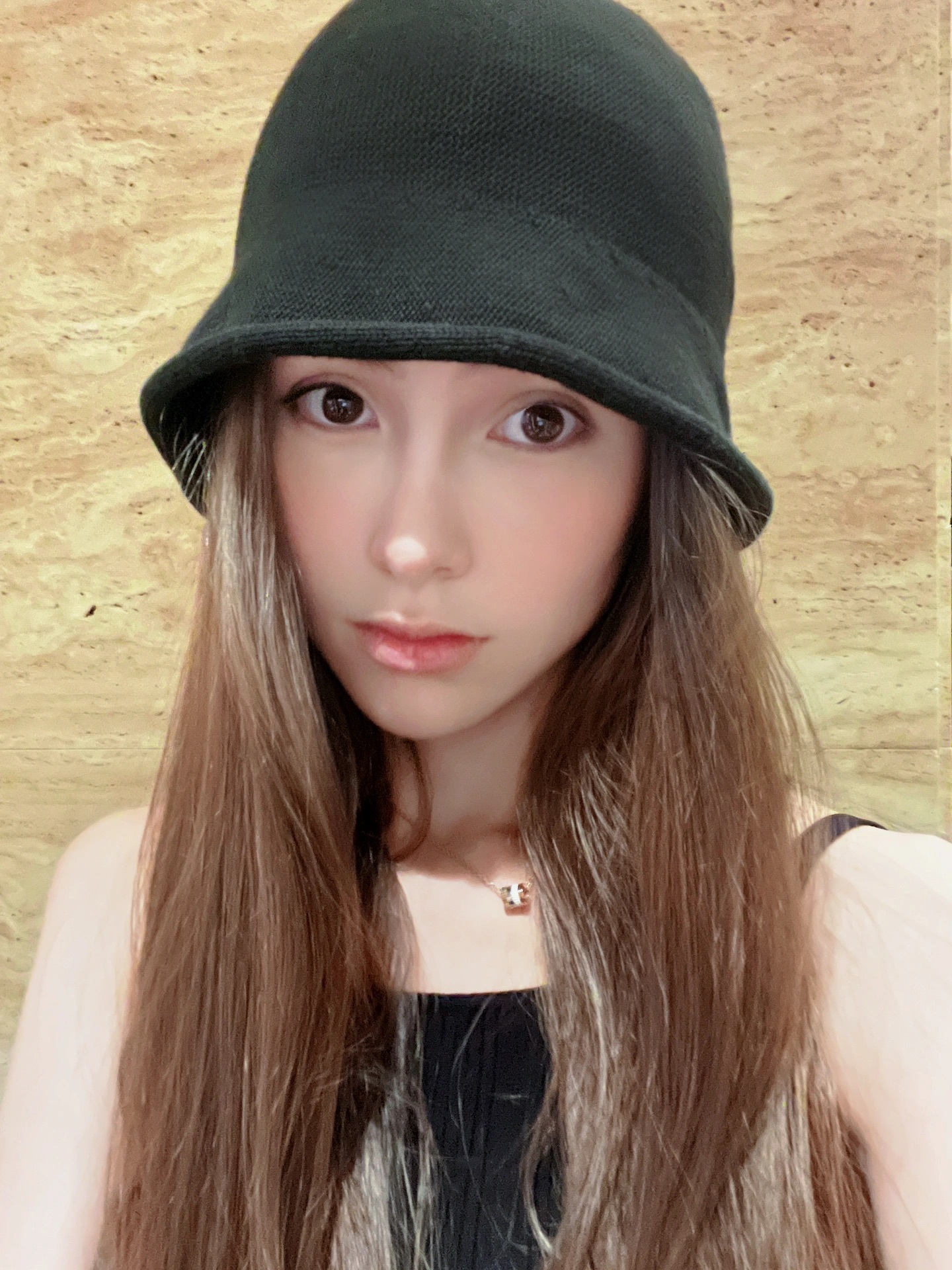 #昆凌[超话]# 20230717小红薯更新：餓了，但要等待美食上桌的表情⋯肚子