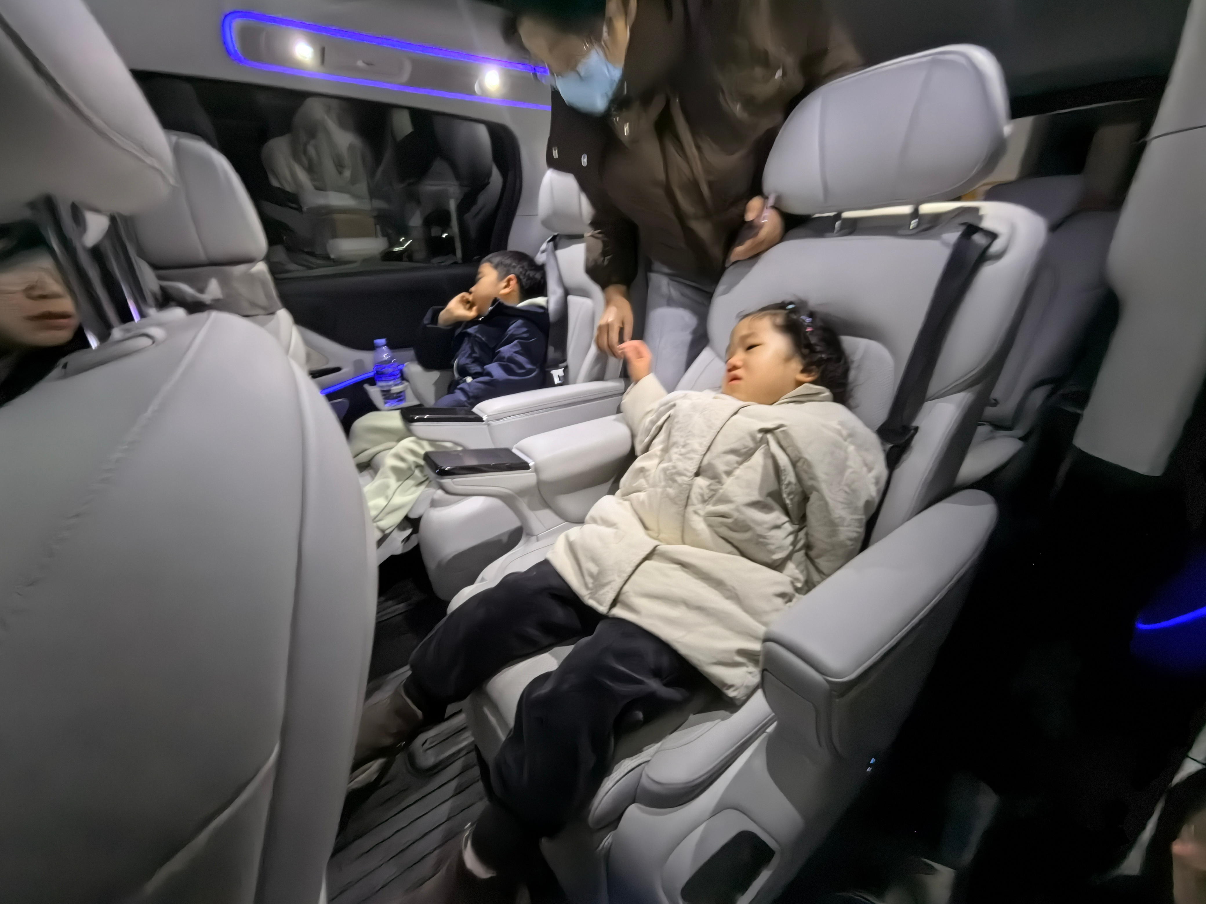 妹妹实在是太精明了哥哥在路上困的不行直接睡着了，意味着上楼可能要大人抱。妹妹不平