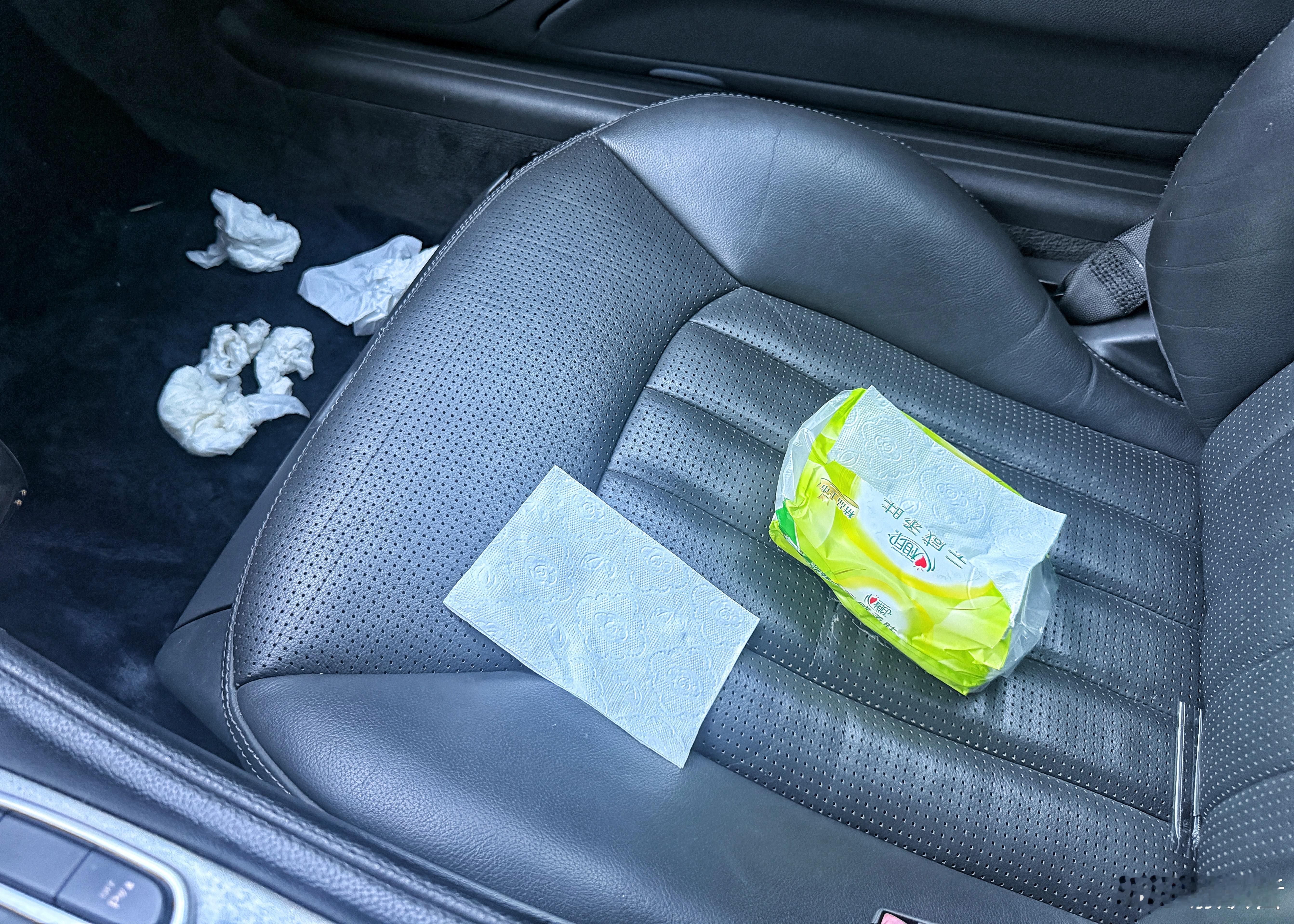 人家车里费纸有可能是开心事儿，而我车里废纸却是因为台风天敞篷有点儿漏水🌀[泪]