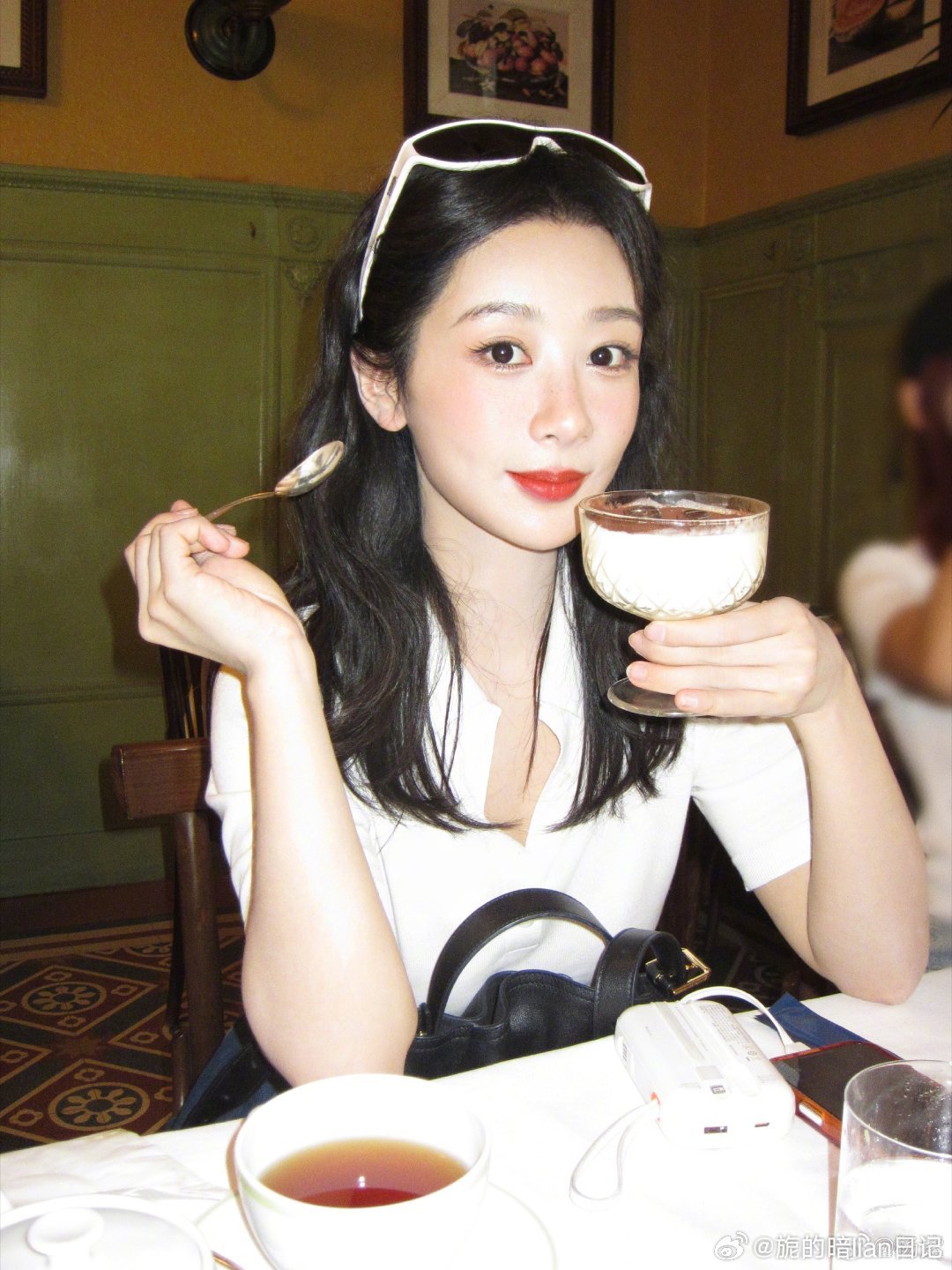 杨紫yz杨紫玉兰花开君再来yz杨紫董竹君yz“仲夏的凉风吹走炙热的焦虑，橙色黄昏