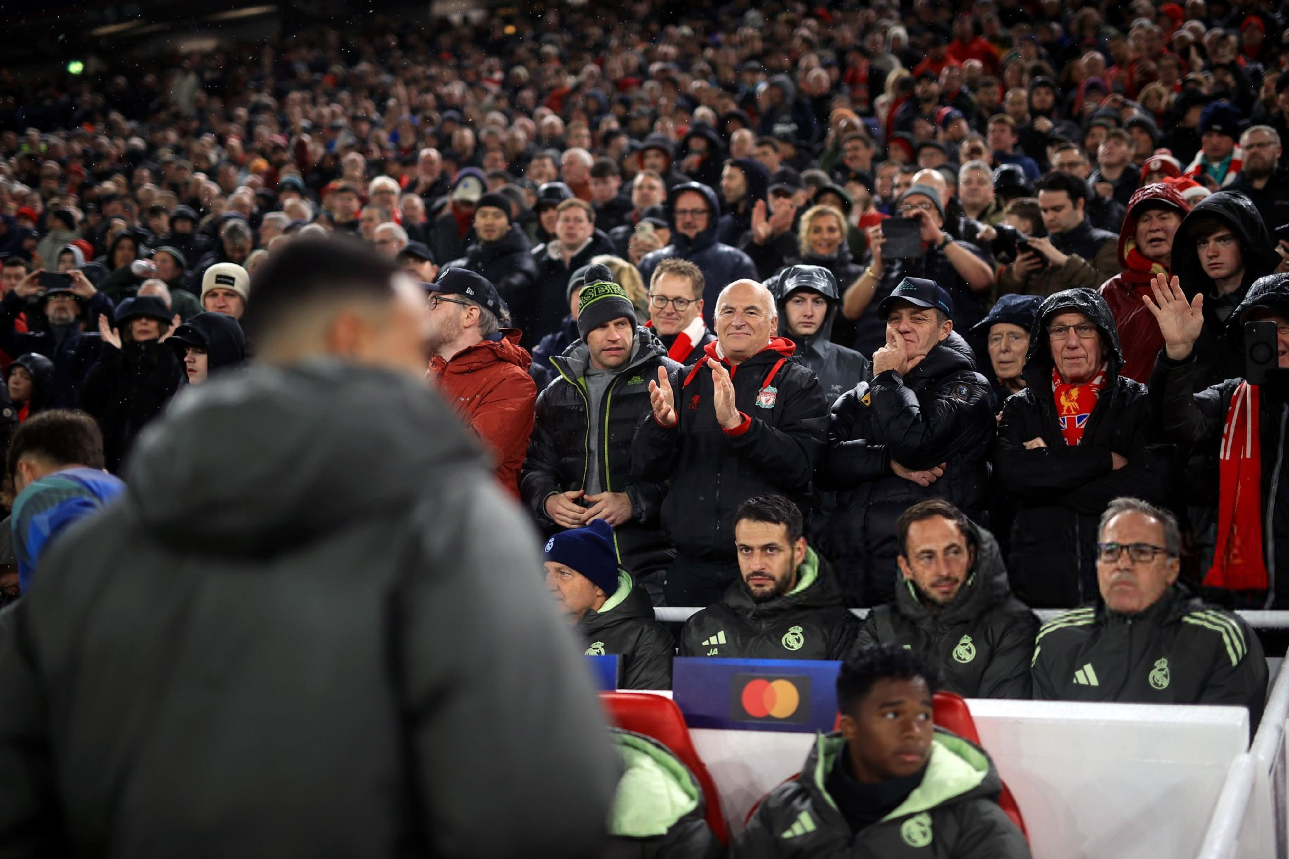 安菲尔德为阿诺德送上掌声。利物浦vs皇马欧冠 ​​​