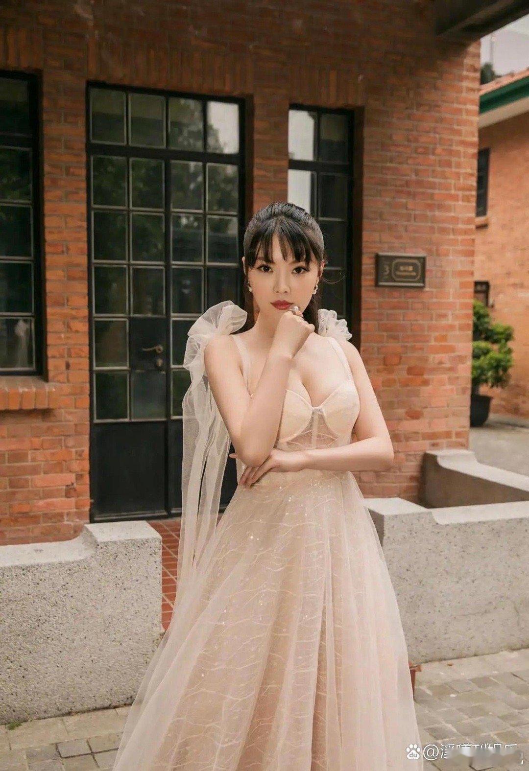 徐冬冬果然不适合刘海～这也不好看啊。但是还是有实力的。 ​​​