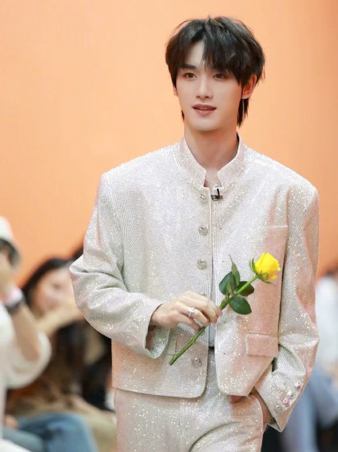 丁程鑫闪钻套装黄玫瑰造型丁程鑫走秀part 丁程鑫闪钻套装黄玫瑰造型，丁程鑫走秀