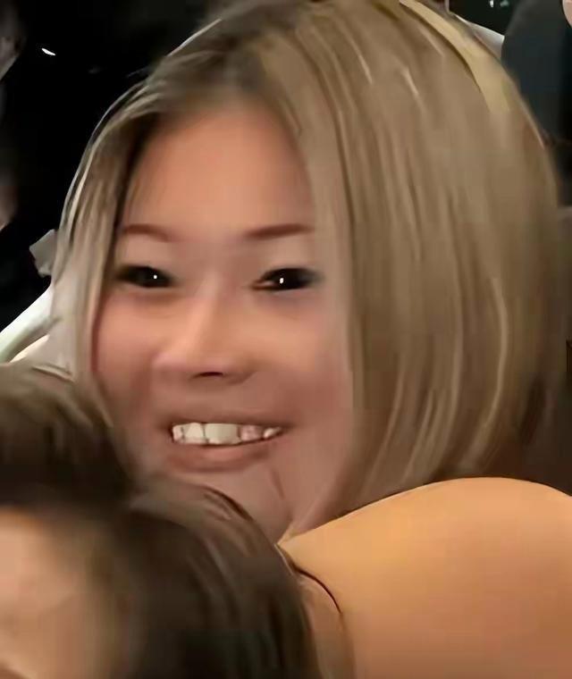 那英19岁的女儿小苹果罕见露面，五官神似年轻时的她，网友直呼孟桐祖上积德，娶了那