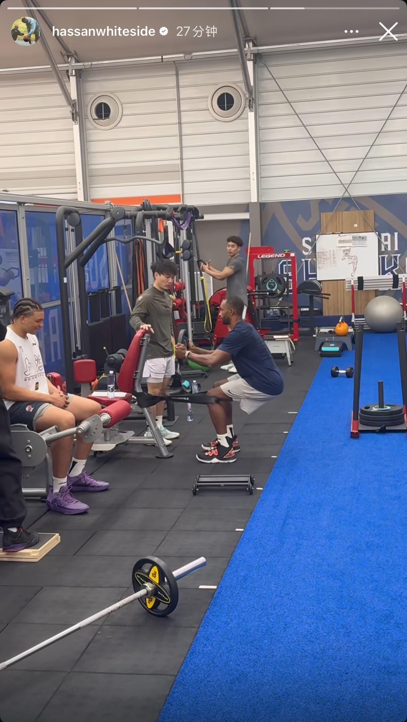 深夜加练啊，怀特塞德社交媒体晒出上海男篮队员周末晚上在健身房“加班”，图里除了他