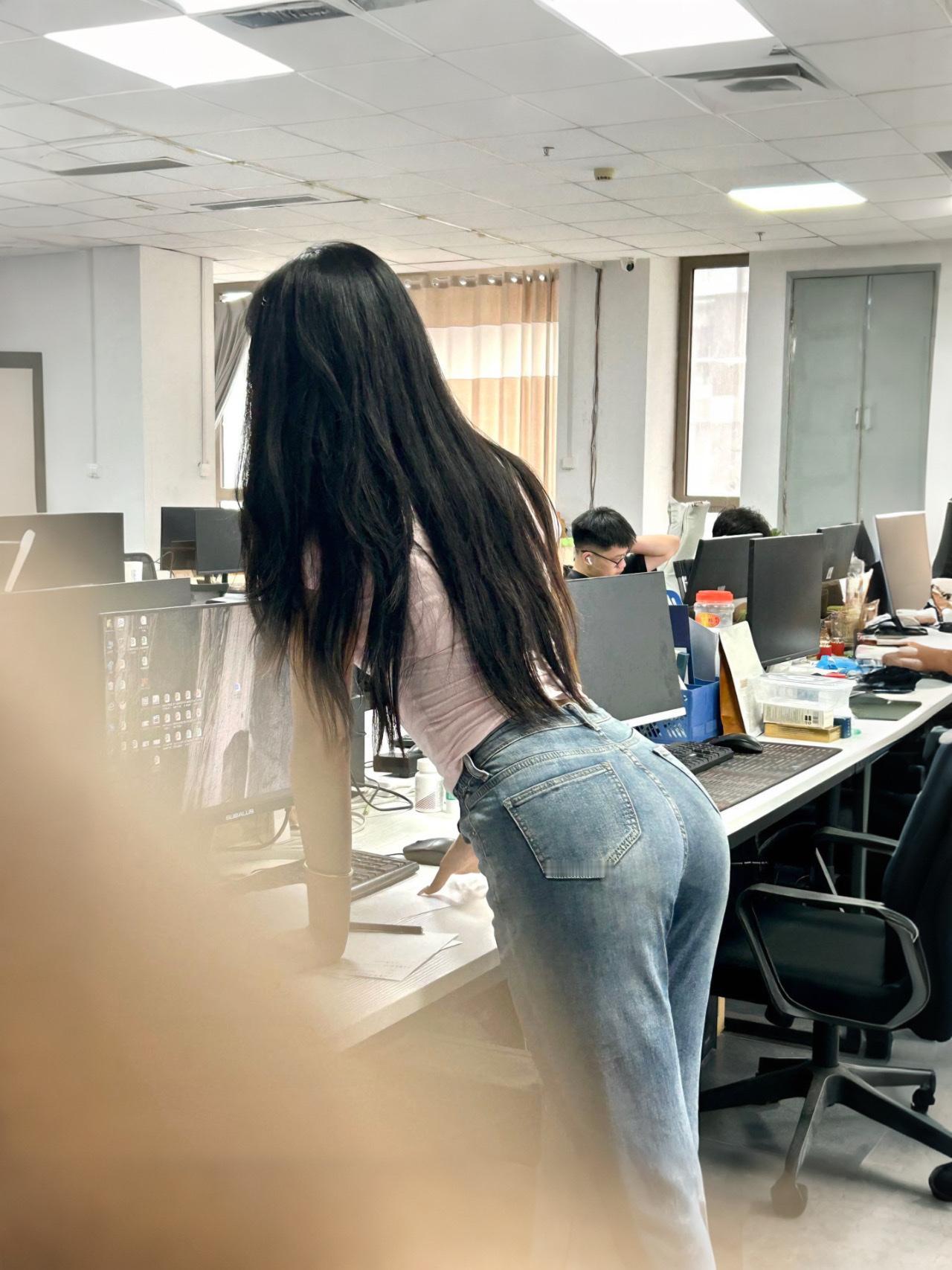 猛的一抬头…看到身材超好的00后实习生！好身材 美女身材