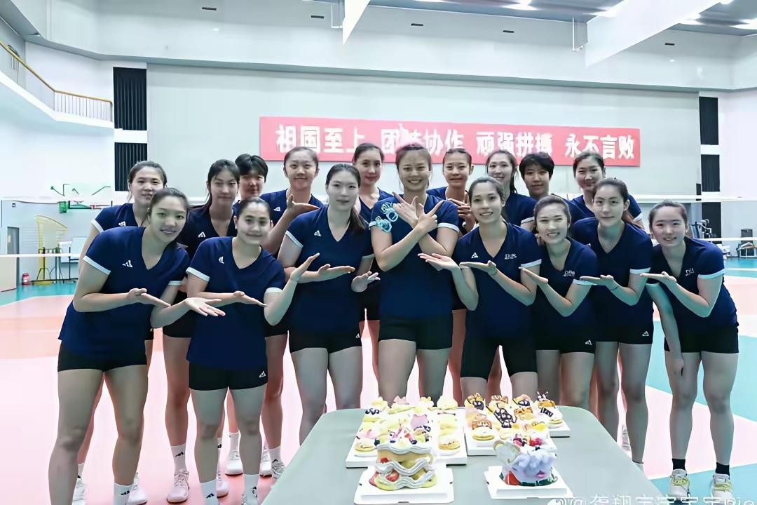 龚队长刚结束美国女排联赛就回了国，终究还是穿不了碎花裙，做不了那娇滴滴的女子，更