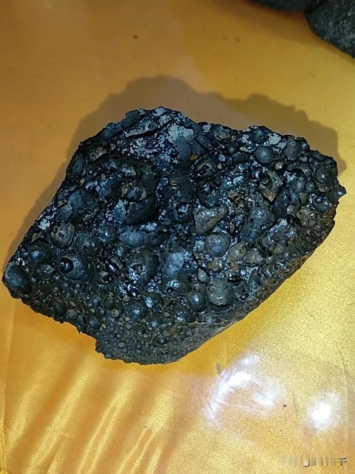 安庆沿江存在一条世界级规模的疑似天外陨落富集带，标本经历江水长期风化，表层气孔为