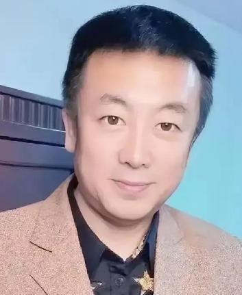2011年，一个寻常的夜晚，瘫痪多年的民警杨琳在轮椅上看电视。突然，他浑身一颤，