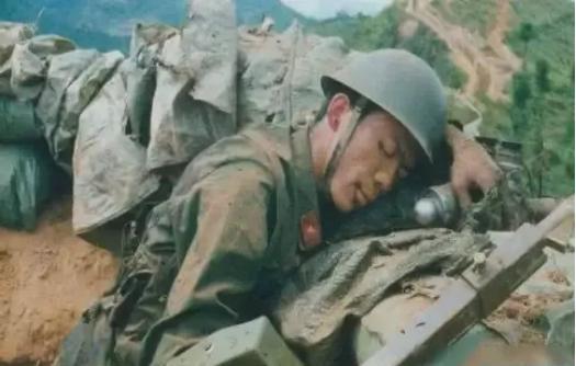 1985年，在老山战场上，解放军战士杨启良展现了无畏的勇气，击败敌军18人。然而