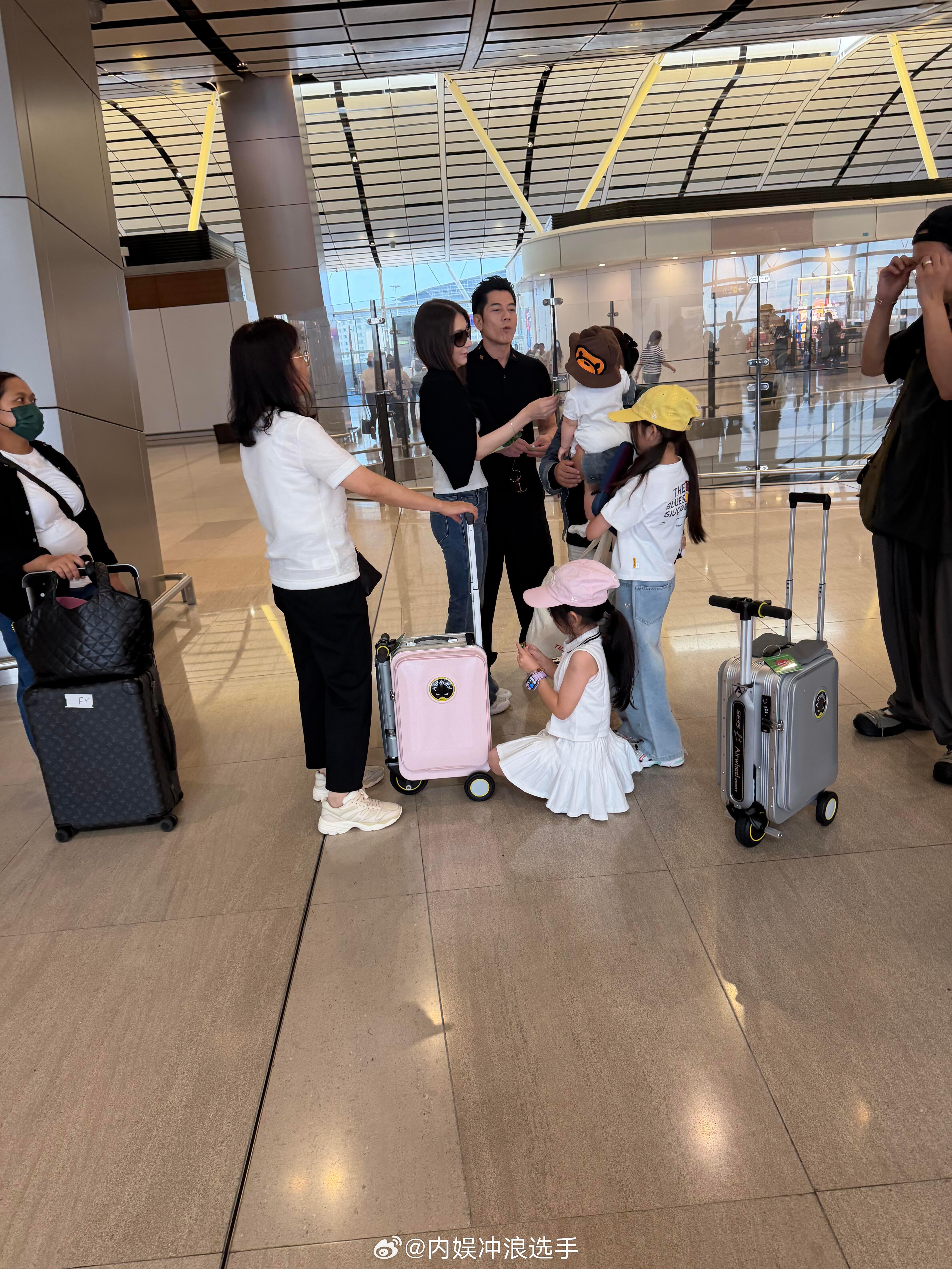 郭富城方媛一家五口出行机场偶遇郭富城方媛一家五口 郭富城方媛一家五口出行 