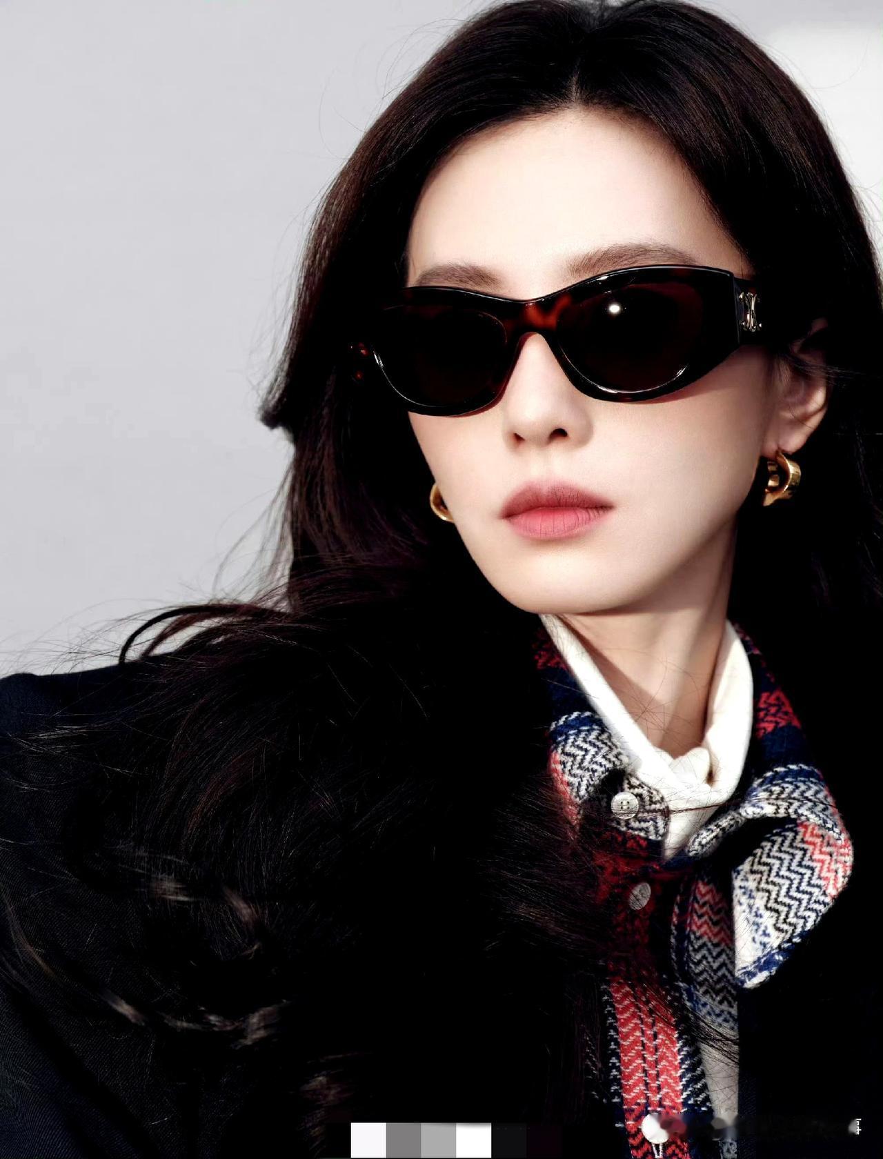 《刘诗诗新造型：“诗爷”气场杀疯了》
 
刘诗诗这场品牌活动造型，把“大女主氛围