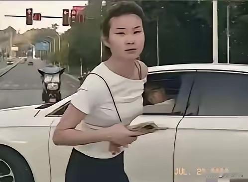 吐个唾沫被行政拘留，真的大快人心。
怎么个事呢？

晚高峰期间，大家都有序排队，